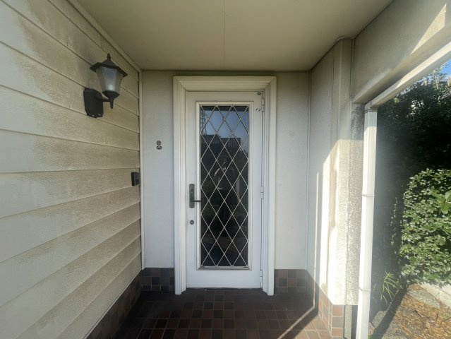 クラシカルなランプと格子ガラスの玄関ドアが印象的な玄関ポーチ。屋根付きのため、雨の日でも濡れる心配がなく荷物の出し入れもスムーズ。天候を気にせず、落ち着いて出入りできる嬉しいスペースです。