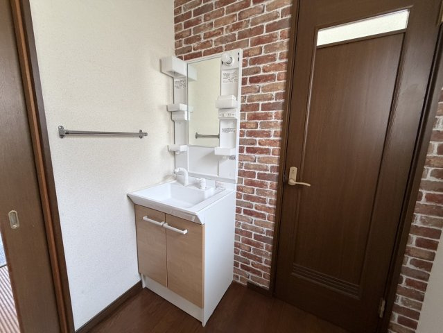 2階にも独立洗面台あります