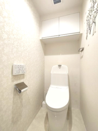【トイレ】　トイレはシンプルなデザイン。毎日使う場所だからこそ、使い勝手を考慮しました。