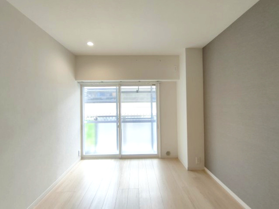 【洋室2】　バルコニーに面した明るいお部屋です。陽気に楽しみ、やすらぐ室内。