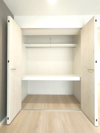 【洋室2　収納】　全てのお部屋に収納を備え、空間を広くお使いいただけます。
