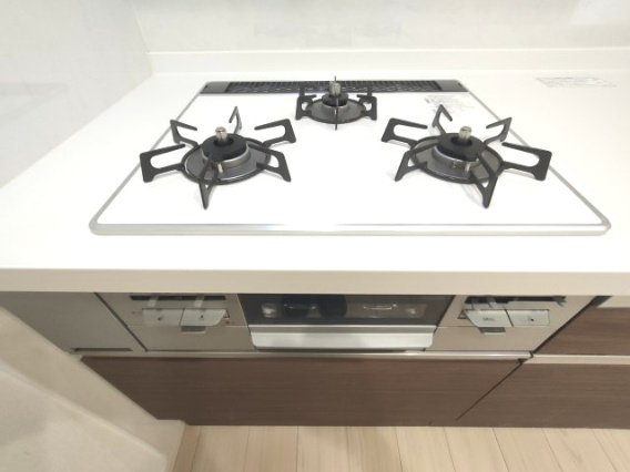 【3口ガスコンロ】　ガスコンロは広々使える3口コンロを採用しました。複数の料理を同時に作れるため、時間を有効活用することができます。