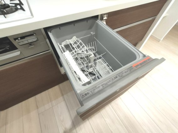 【食器洗浄乾燥機】　後片付けが楽になる食器洗浄乾燥機付き！環境にも手荒れにも優しい、嬉しい設備です。