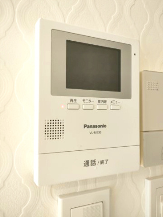 【ＴＶモニター付インターホン】　来訪者を確認できるＴＶモニター付インターホンでセキュリティ面にも配慮。あると安心感があります。