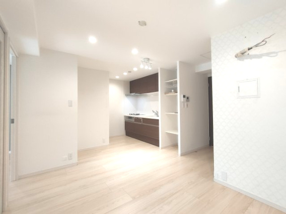 【DK】　ここにはみんなが集い、食事と楽しい会話が始まる。話に夢中になりすぎて、ついつい時を忘れ夜半過ぎになってしまう。そんな幸せを感じさせてくれる場所となることでしょう。