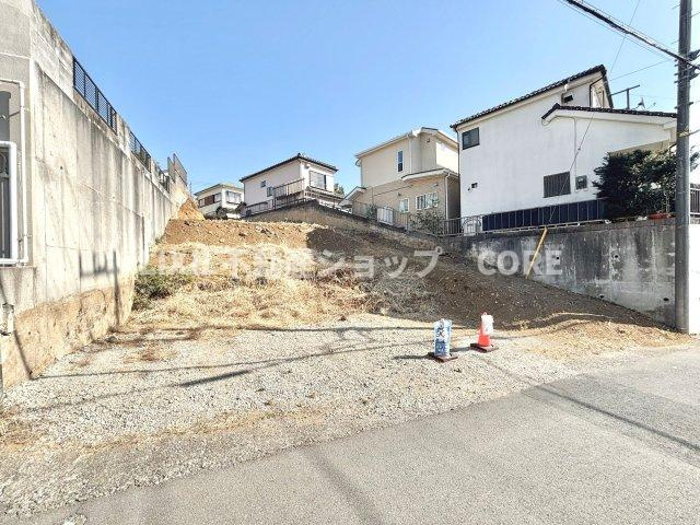 第一種低層住居専用地域の良好な住環境が保たれたエリアなります。