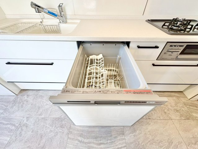 調理道具や調味料もすっきりしまえる、収納力のあるキッチン。後片付けの時間をぐっと短縮できる食洗機つき。
