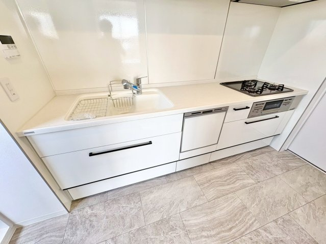 調理道具や調味料もすっきりしまえる、収納力のあるキッチン。後片付けの時間をぐっと短縮できる食洗機つき。