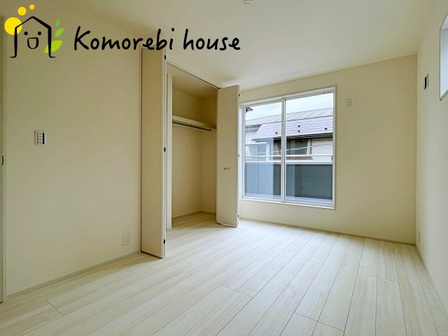 落ち着いた色調の寝室です