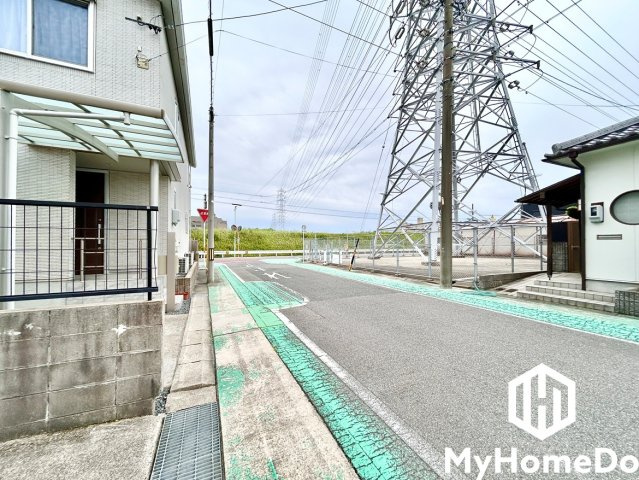 前面道路との高低差がほとんどないので、車の出し入れもスムーズに行えます。