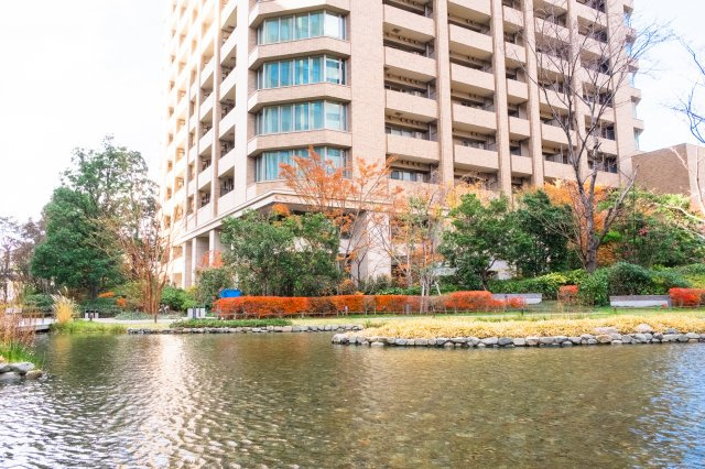 【周辺】マンションの周りには、庭園のような、大きな水盤がございます！