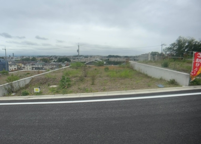 土地の形が極端に長細かったり、狭小地、あるいは道路との高低差がある傾斜地だった場合、後々売ろうとしても買い手がつかない場合もあります。後々、売却することになった時に価値の下がらない土地を選びましょう。