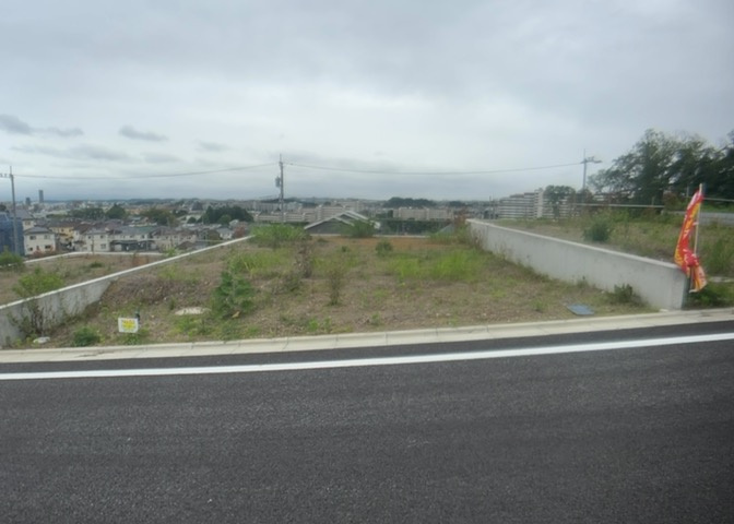 土地の面積＝住宅面積ではありません。建ぺい率の問題などで、土地のある場所によって住宅を建てられる面積は限られています。高さもしかり、「土地」という言葉の中には、建築条件も含まれると考えておきましょう。