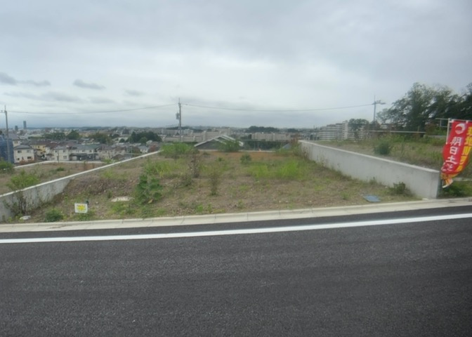 家を建てる場合、方位は要チェックです。現実的に日当たりのよい家ならばリビングは南側、建築基準法でも北側に当たる家への配慮は求められています。土地を見学に行く際は、方位磁針を持って行くようにしましょう。