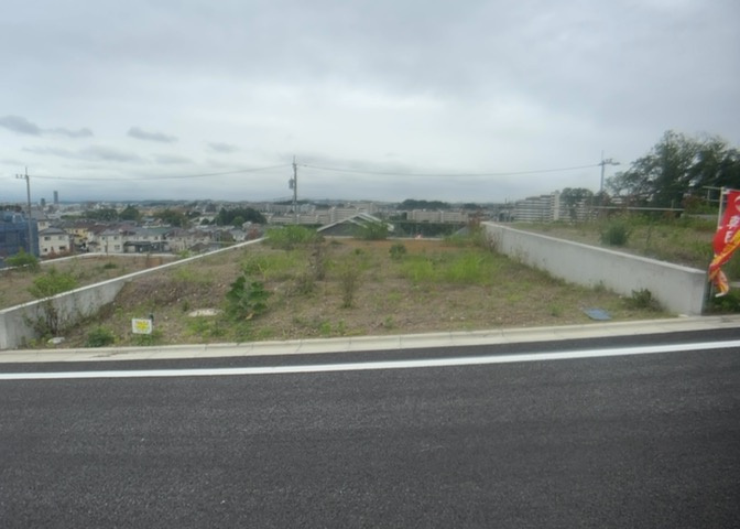 土地を買う際、住む地域の自治体や福祉の補助制度にも注目してみましょう。子供や老人の医療補助やゴミ出しのルールなど、自治体によってルールに大きな違いがあるため、暮らしやすい土地で判断するとよいでしょう。