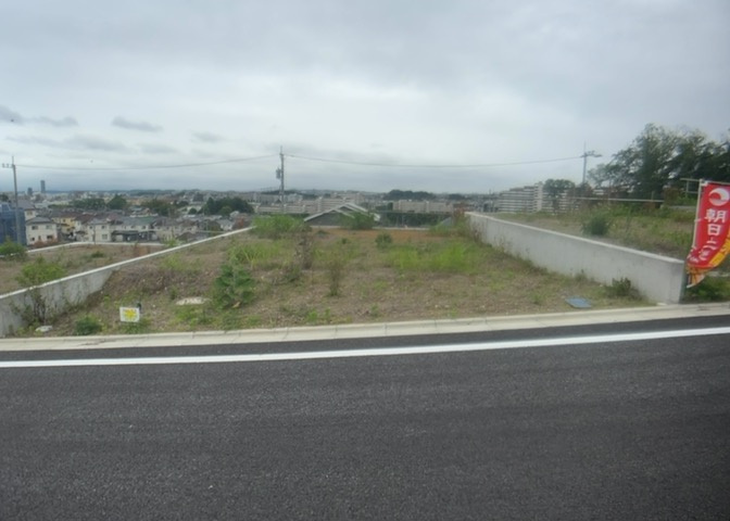 土地の前の道路に消火栓が設置されていることがあります。この場合、道路交通法第45条第1項により、駐車禁止の場所が指定されています。そのため、車庫などの駐車スペースをつくることができない場合があります。