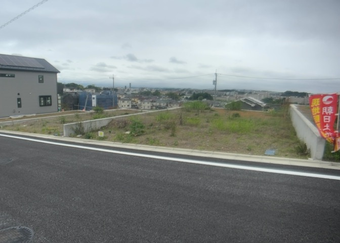 現地に行くなら、物件の周囲の地形がどうなっているかを見ることも大切です。周辺より低くなっている土地では、大雨などで水が集まりやすいため、地盤が弱くなっているということも考えられるため、注意が必要です。