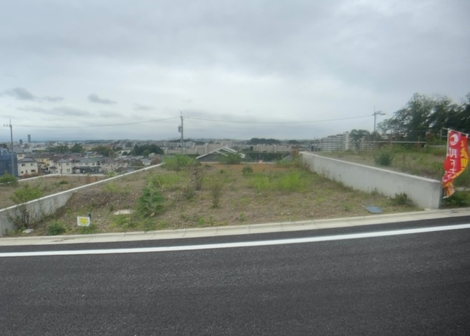 土地購入を検討されている場合、境界杭がない状態で購入してしまうと境界確定測量をする必要があり、費用がかかります。購入の前に、売主、隣土地所有者立ち合いのもと境界を確定し境界杭を設置するのがベストです。