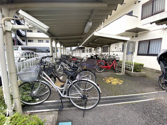 屋根付きの駐輪場スペースを完備しています。大切な自転車を雨風からしっかり守り、綺麗な状態を保つことができます。整然と区画整理されており、毎日の通勤・通学の際もスムーズに出し入れが可能です。