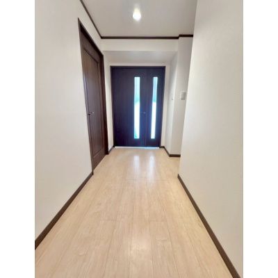 玄関から居室へと自然につながる、ゆとりある廊下◎