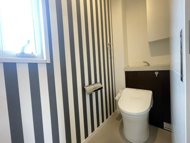 窓付きで自然換気がしやすく、いつでも清潔で快適な空間を保てるトイレです。明るい光が入り、爽やかな印象の内装も魅力。手洗いカウンターも備わり、使い勝手の良さと衛生面の安心が整った、快適なトイレです。