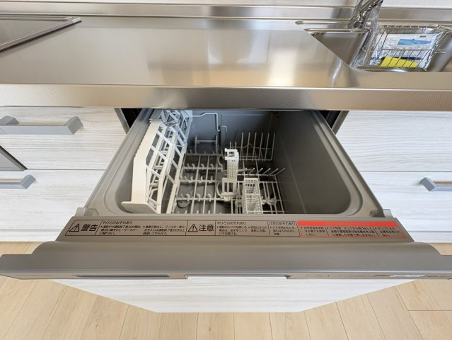 キッチン設備もリフォームにより整備され、食洗機付きで家事効率が向上します。手洗いの手間を減らし、忙しい日常をサポート。節水効果も期待でき、家計にもやさしい設備です。毎日の暮らしを快適に！