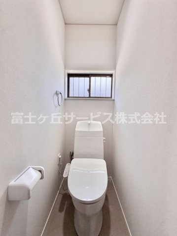 落ち着いた色調のトイレです