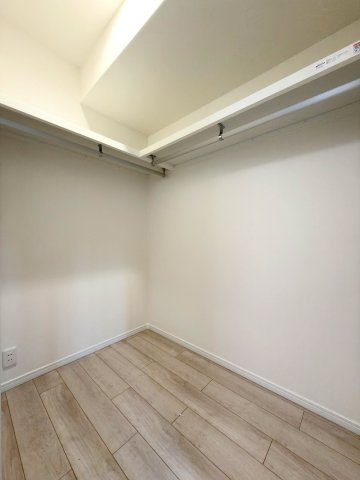 衣類から季節の家電までたっぷり収納できる大容量のウォークインクローゼット！お部屋の収納スペースがすっきりと片付き、居住空間を最大限に活用できます。