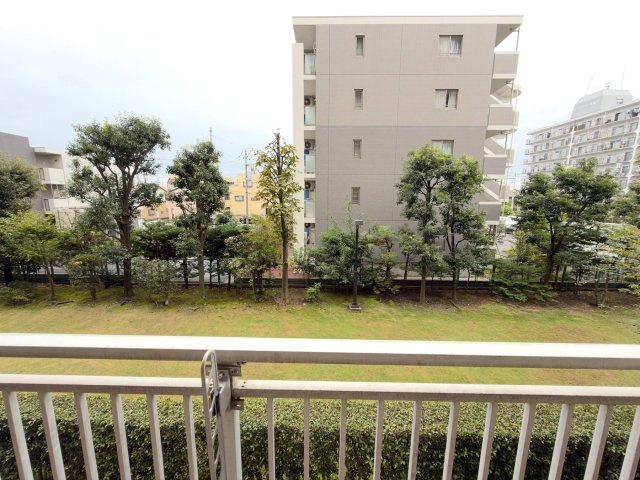 窓の外に広がる開放的で素晴らしい眺望！遮るものが少なく、青空や移り変わる季節の景色を室いながら、毎日の暮らしにゆとりとやすらぎを与えてくれます。
