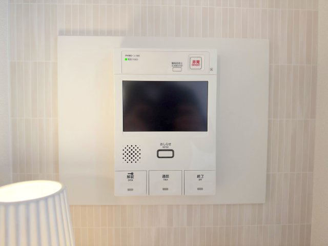 来訪者を映像で確認できるTVモニター付きインターホンを完備！さらに年中無休の24時間有人管理体制も導入されており、日々の安心・安全な暮らしを守ります。