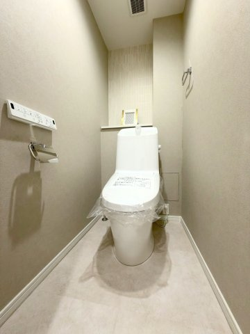 温水洗浄便座付きのトイレに新規交換！いつも清潔で快適にご使用いただけるほか、落ち着きのあるプライベート空間で心地よくお過ごしいただけます。