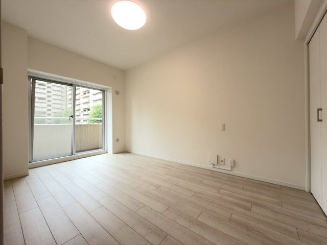 大きな窓から爽やかな光が差し込む約7帖の明るい洋室！全居室収納付きでお部屋を広々使え、子ども部屋や趣味を楽しむお部屋としても最適です。