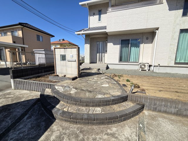 駐車場から玄関までのアプローチがオシャレです♪お家の顔になる部分、きれいだと嬉しいですね！