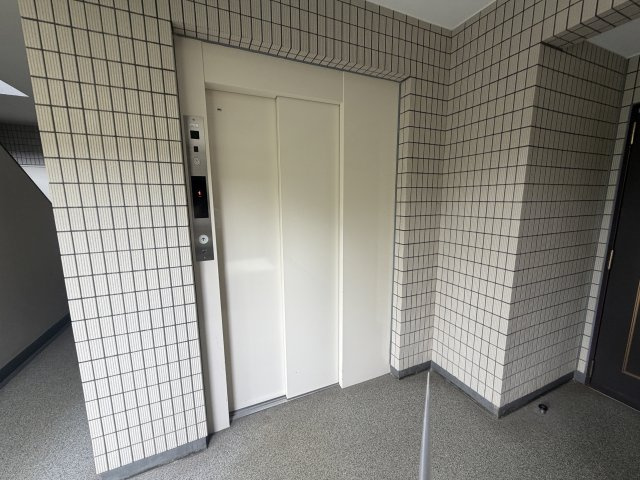 重たい荷物を持っていても、エレベーターがあれば安心です。　