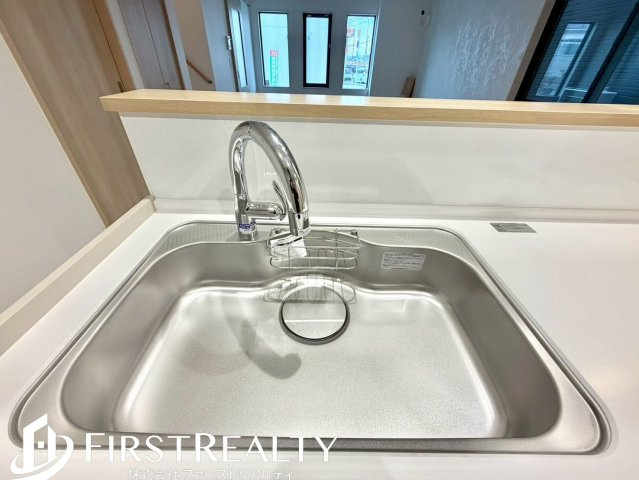 キッチンの水栓はグースネックを採用。上品な雰囲気で、めんどくさい洗い物も気分が上がりますね♪