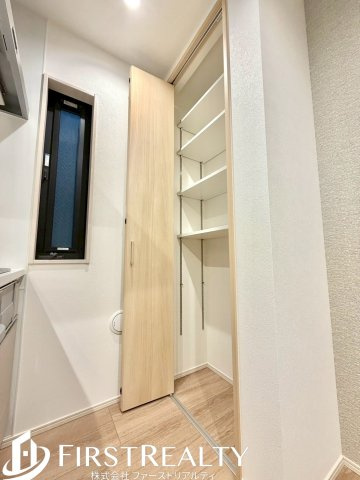 キッチンの後ろにはパントリーを設置。調味料やレトルト食品などのストック保管場所にぴったりです♪