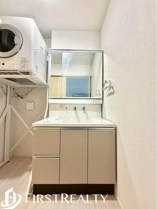 シンプルかつ機能性がある独立洗面台です。無駄がない設計でお手入れもラクラクです。