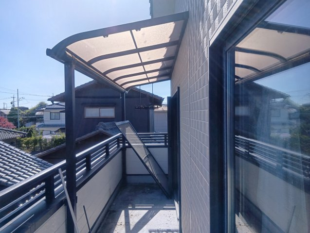 テラス屋根があるため、急な雨でも洗濯物が濡れにくく安心です。日差しもやわらかく遮ってくれます！