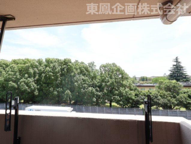 心地よい風が通り抜ける、通風良好なバルコニー空間。