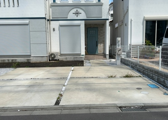 玄関は家の顔でもあり、家族以外の目にも止まる場所です。玄関は外との間を仕切る扉、靴などをしまっておく収納スペース、靴脱ぎのたたきスペース、来客とのやり取りをするドアホンなど複数のアイテムからなります。