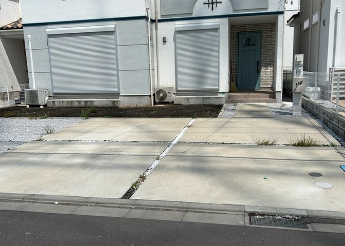 床下換気口は、床下に湿気がこもることを防ぎ、効果的に換気を行うために設置されています。床下換気口が設置されていない建物は、基礎パッキング工法などにより換気を行なっています。詳細は現地でご確認ください。