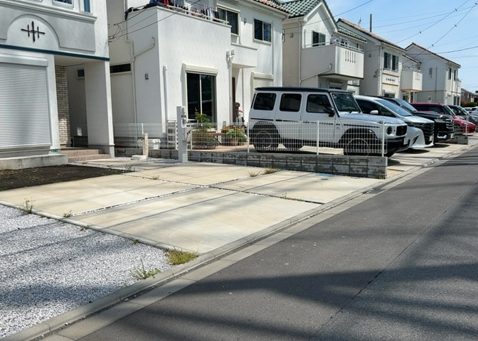 車一台あたりに必要なスペースは、標準サイズの普通自動車で横幅2m50cm、長さ5mは必要になります。ただし、乗降のことも考慮して横幅3m30cm、長さ5m50cmほどは確保できるところを選びましょう。