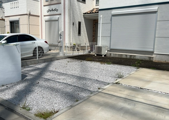 庭のある家に住むことのメリットとして、子どもたちの遊び場を確保できること、ガーデニングや家庭菜園を楽しめること、明るさを確保できることがあります。また、配置を工夫することでプライバシーが確保できます。