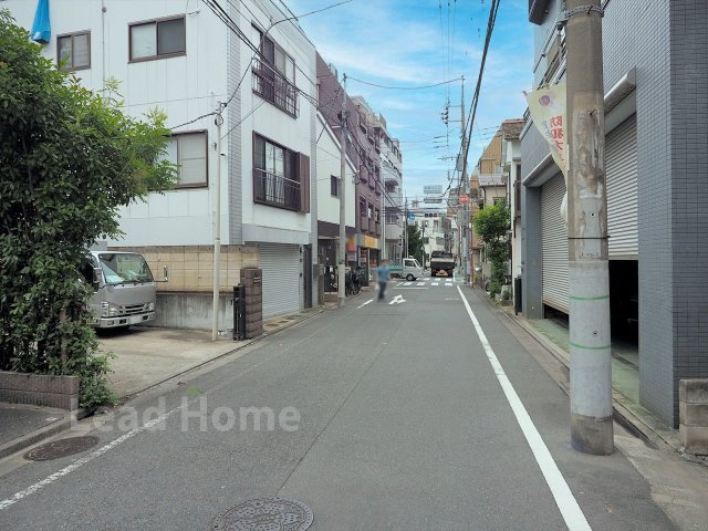 視界が開けた開放感のある道路状況です！車の出入りやすれ違いもストレスなく安心して行えますね！