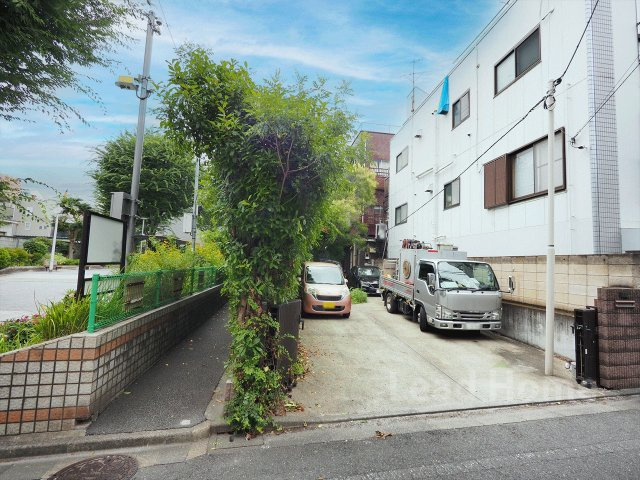 車を駐車しやすい広さを確保した敷地です！雨の日の買い物帰りもスムーズにお部屋へ入れますね♪