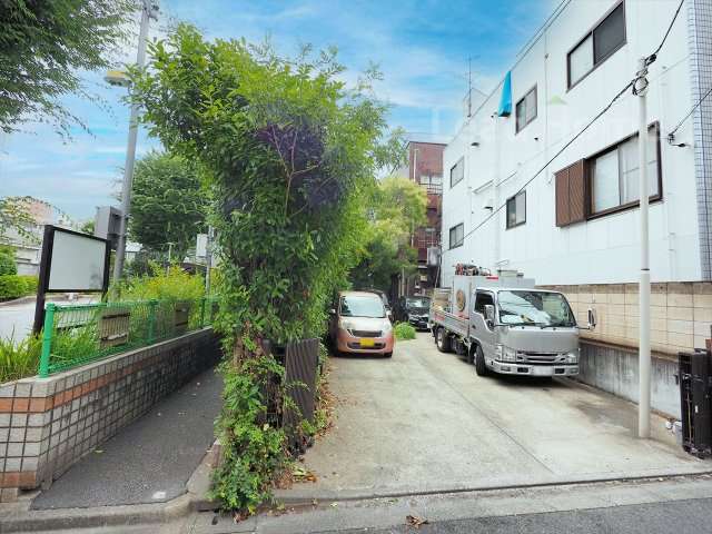 プライバシーが守られやすい安心の敷地配置です！快適な風が吹き抜ける空間で穏やかに生活していただけます♪　