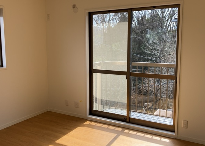 洋室のメリットは重い家具が置きやすく、身の回りが整理しやすいことです。　床がフローリングのため畳とは異なり凹みにくいです。　クローゼットなど収納が豊富で、普段使わない旅行カバンや服の整頓も簡単にです。