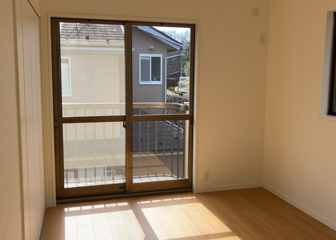 寝室でゆっくりと過ごすためにはベッド周りの適度な空間を担保することや窓の位置、照明の明るさ、寝室の広さなどを考える必要があります。自身や家族の構成とライフスタイルに併せて寝室にする部屋を選びましょう！