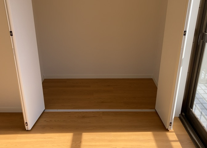 デザイン性を重視しすぎて収納が少なかった！なんてことにならないため、事前に現地で収納の数を確認しておくことをお勧めします。クローゼット以外にも床下収納や屋根裏収納、パントリーなどもチェックしましょう。