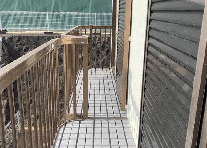 バルコニーは、室外の専用スペースのうち、「屋根がなく開放された空間」であるものを指します。ベランダより広いタイプのものが多く、日当たりもよいため家庭菜園などを楽しみたい人にとって適した環境となります。